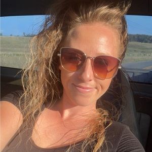 Meet your Posher, April